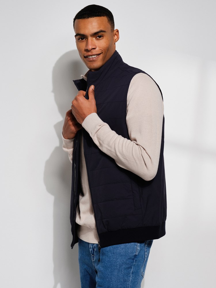Lucino vest 7506549_EM1-MARIOCONTI-S24-Modell-Left_chn=match_5277_Lucino vest EM1 7506549.jpg_Left||Left