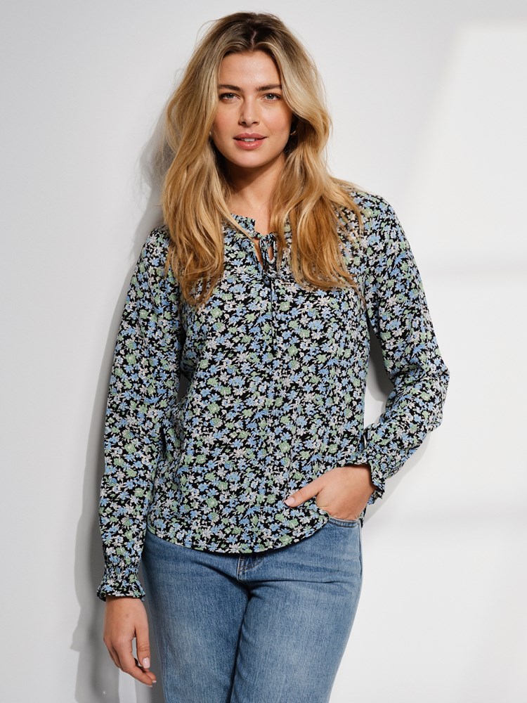 Mia bluse 7506616_GEA-VAVITE-S24-Modell-Front_chn=match_7976_Mia bluse GEA_Mia bluse GEA 7506616.jpg_Front||Front