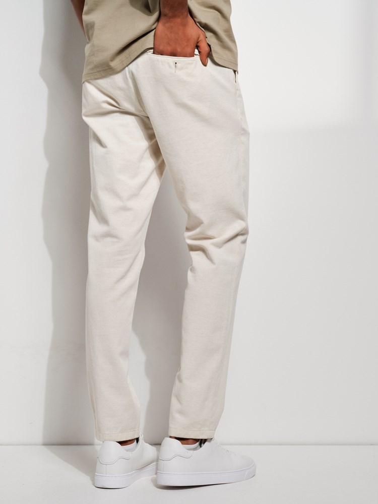 Forli natur chino 7506950_I3E-MARIOCONTI-S24-Modell-Back_chn=match_1070_Forli natur chino I3E 7506950.jpg_Back||Back