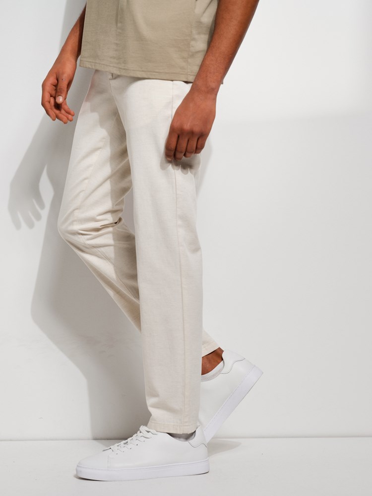 Forli natur chino 7506950_I3E-MARIOCONTI-S24-Modell-Left_chn=match_8584_Forli natur chino I3E 7506950.jpg_Left||Left