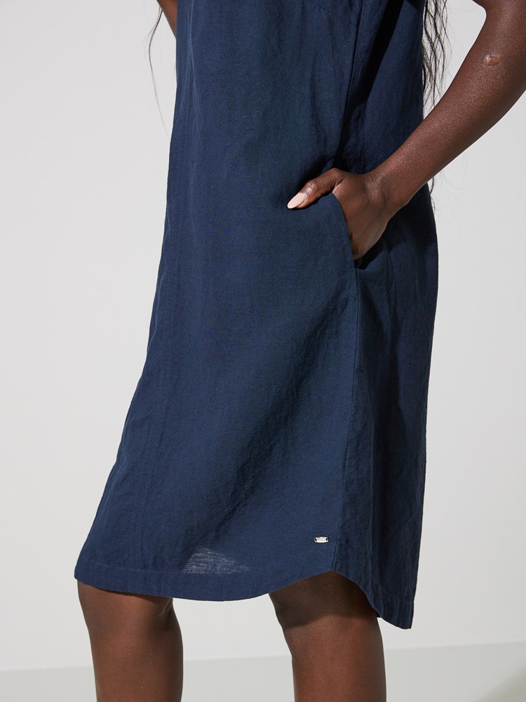 Odila kjole 7507137_EM6-JEANPAUL-H24-Modell-Front_8356_Odila kjole EM6_Odila kjole EM6 7507137.jpg_Front||Front