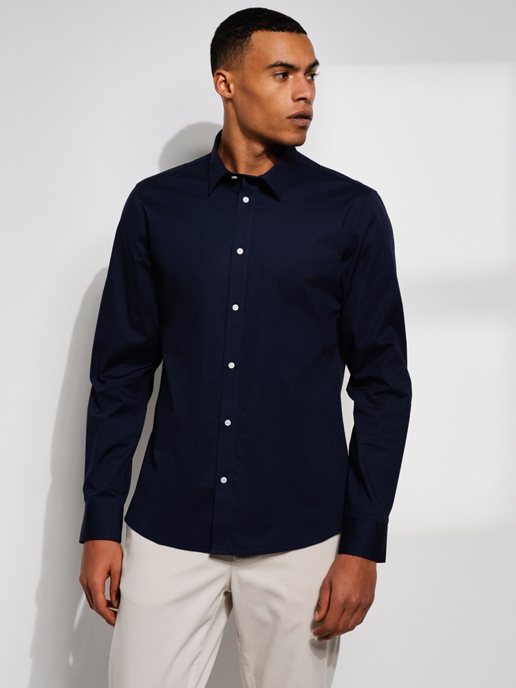 Bruno superslim skjorte 7507447_EM1-MARIOCONTI-S24-Modell-Front_chn=match_4454_Bruno superslim skjorte EM1 7507447.jpg_Front||Front