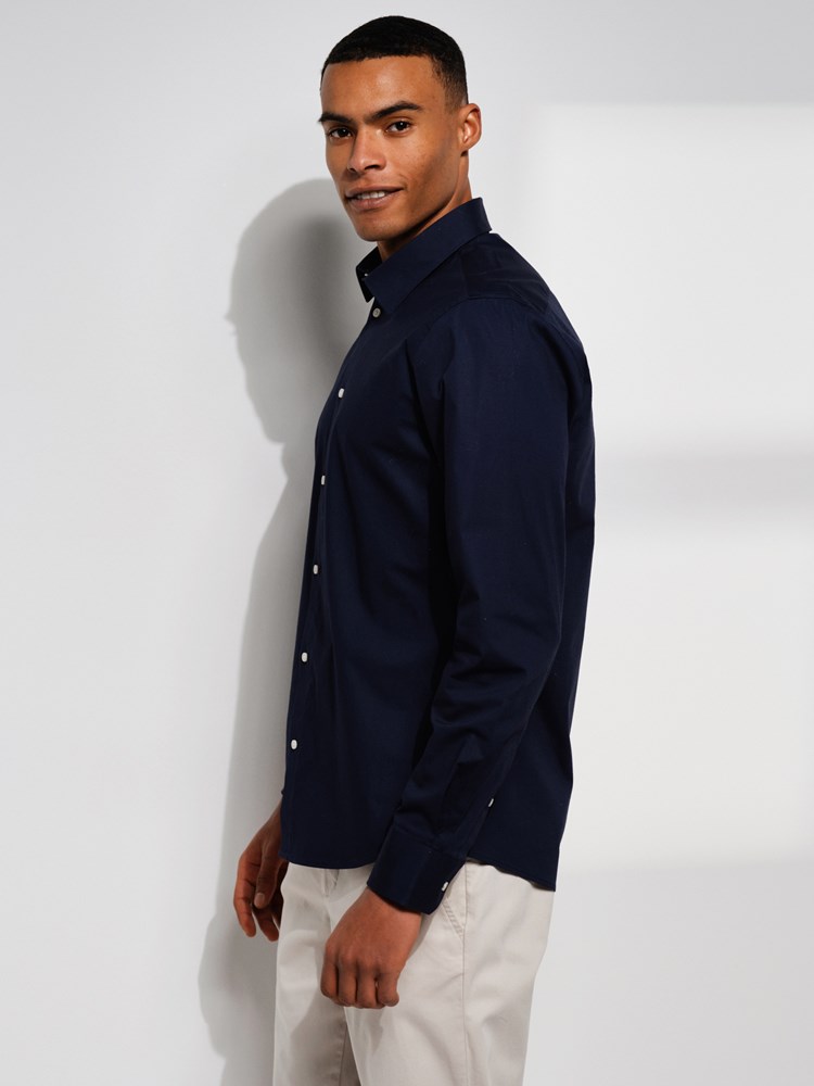 Bruno superslim skjorte 7507447_EM1-MARIOCONTI-S24-Modell-Left_chn=match_7583_Bruno superslim skjorte EM1 7507447.jpg_Left||Left