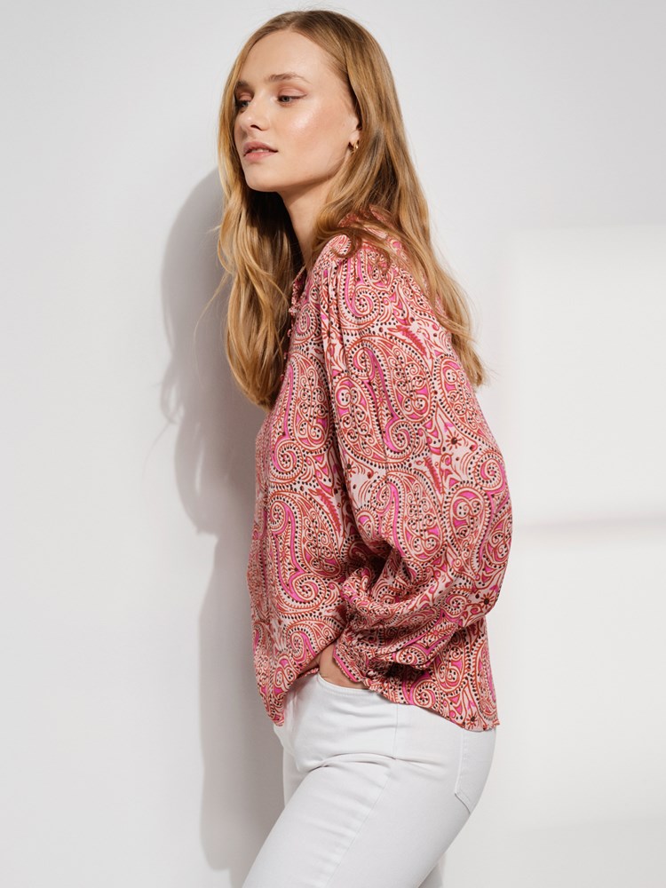 Haley bluse 7507503_MQL-VAVITE-S24-Modell-Left_chn=match_5615_Haley bluse MQL_Haley bluse MQL 7507503.jpg_Left