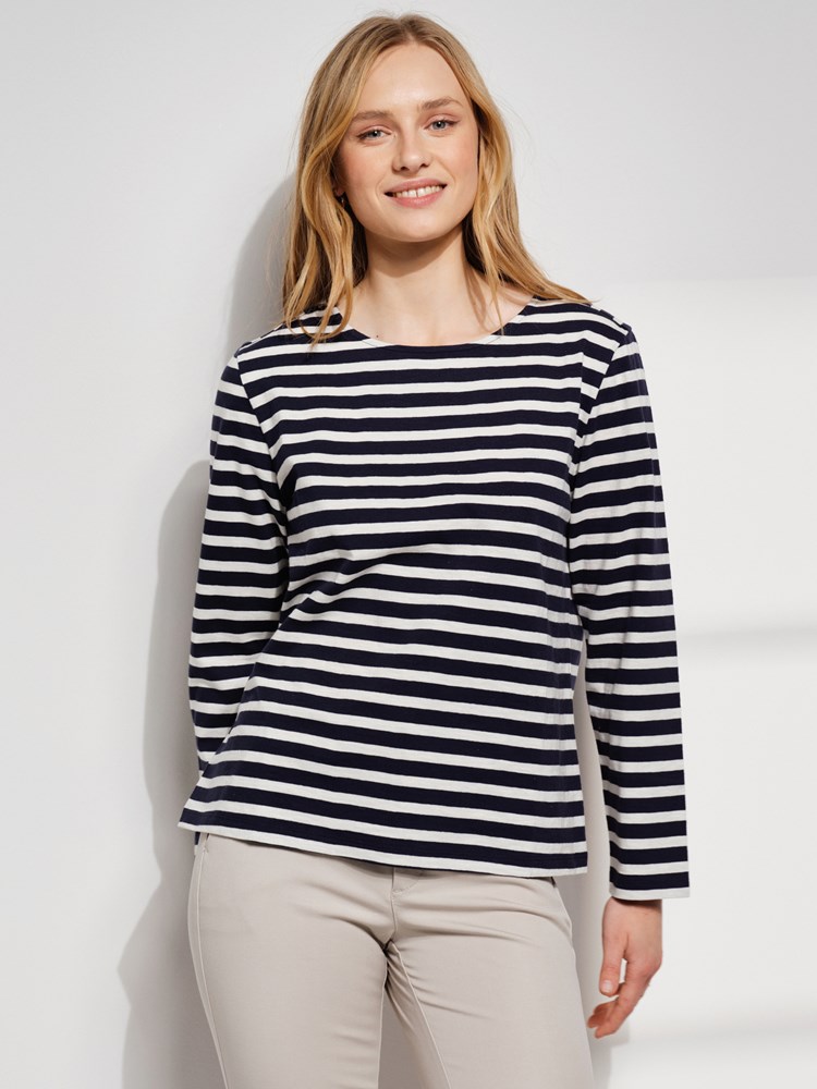 Cille topp 7507595_EM1-VAVITE-S24-Modell-Front_chn=match_7028_Cille topp EM1_Cille topp EM1 7507595.jpg_Front||Front