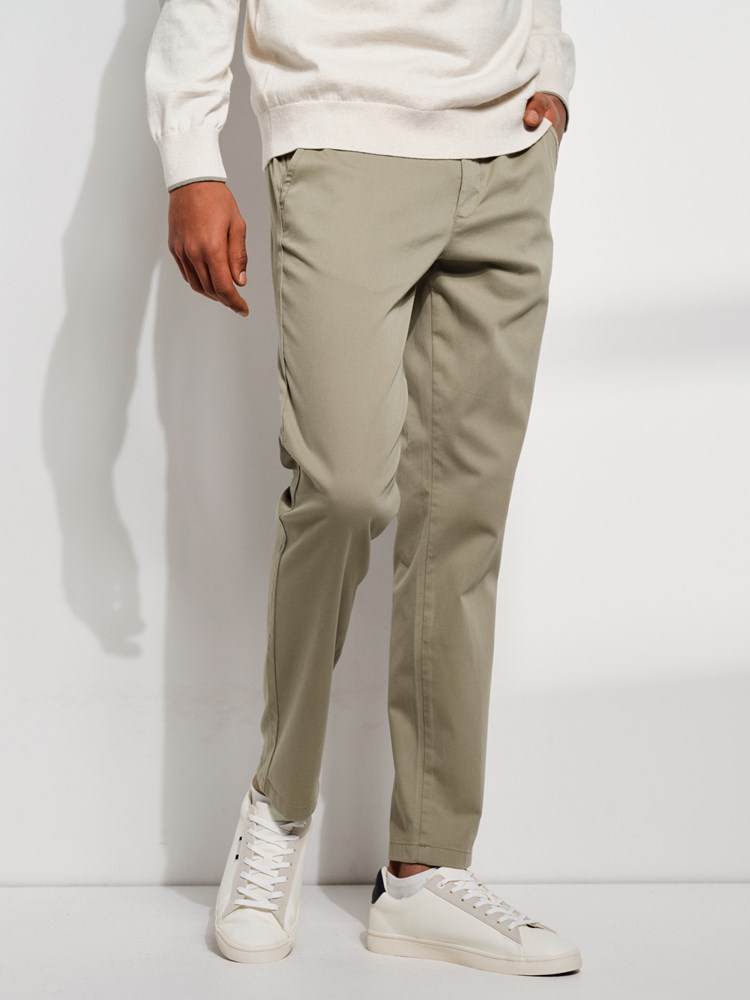 Forli chino 7507662_ADO-MARIOCONTI-S24-Modell-Front_Forli chino ADO 7507662.jpg_Front||Front
