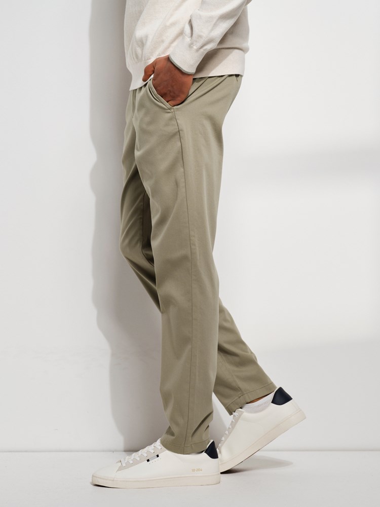 Forli chino 7507662_ADO-MARIOCONTI-S24-Modell-Left_Forli chino ADO 7507662.jpg_Left||Left
