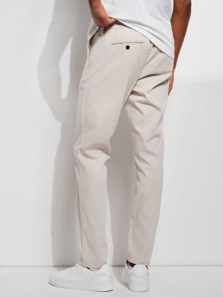 Forli chino 7507662_I4O-MARIOCONTI-S24-Modell-Back_chn=match_3915_Forli chino I4O_Forli chino I4O 7507662.jpg_Back||Back