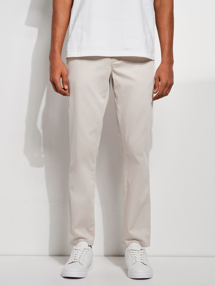Forli chino 7507662_I4O-MARIOCONTI-S24-Modell-Front_chn=match_5066_Forli chino I4O_Forli chino I4O 7507662.jpg_Front||Front