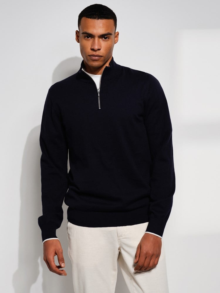 Ricardo zip genser 7507672_EGC-MARIOCONTI-S24-Modell-Front_chn=match_6943_Ricardo zip genser EGC 7507672.jpg_Front||Front