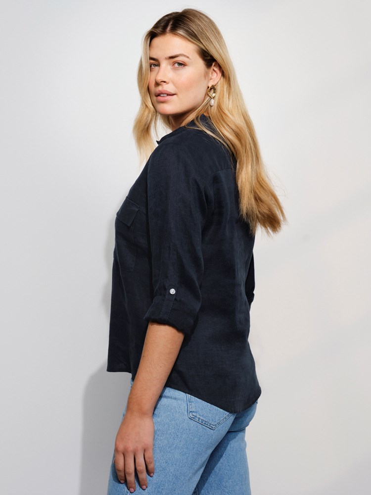 Meghan linskjorte 7508049_EM1-MARIEPHILIPPE-H24-Modell-Front_chn=match_7027_Meghan linskjorte EM1_Meghan linskjorte EM1 7508049.jpg_Front||Front