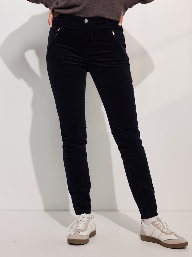 Paris zip cordbukse 7508165_EM6-MARIEPHILIPPE-A24-Modell-Front_chn=match_9849_Paris zip cordbukse EM6_Paris zip cordbukse EM6 7508165.jpg_Front||Front