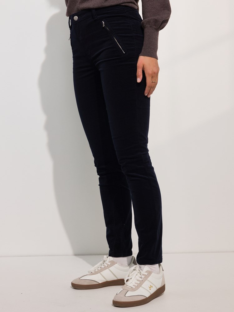 Paris zip cordbukse 7508165_EM6-MARIEPHILIPPE-A24-Modell-Left_chn=match_4407_Paris zip cordbukse EM6_Paris zip cordbukse EM6 7508165.jpg_Left||Left