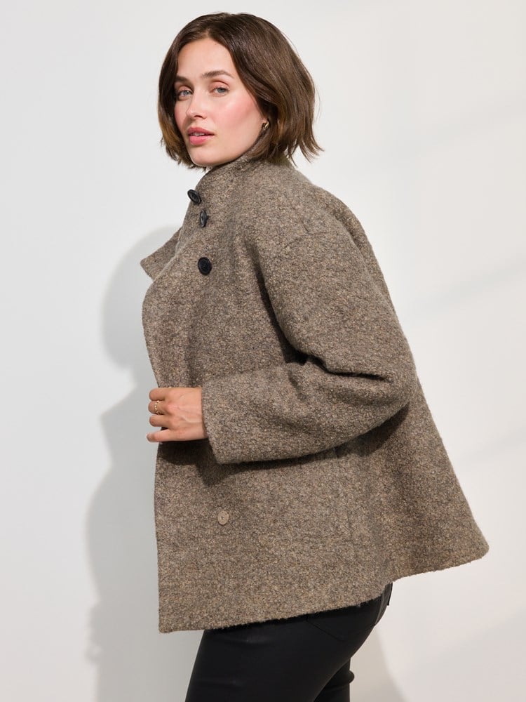 Marita boucle jakke 7508176_AGP-MARIEPHILIPPE-A24-Modell-Right_chn=match_6607_Marita boucle jakke AGP_Marita boucle jakke AGP 7508176.jpg_Right||Right