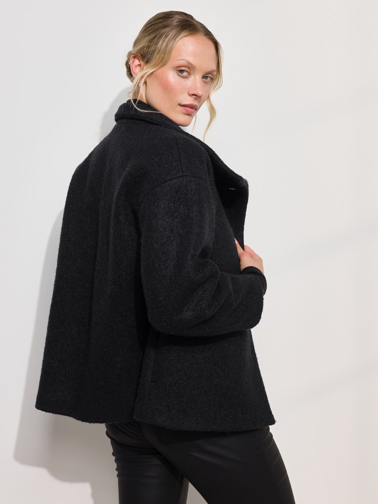Marita boucle jakke 7508176_EM6-MARIEPHILIPPE-A24-Modell-Left_chn=match_7556_Marita boucle jakke EM6_Marita boucle jakke EM6 7508176.jpg_Left||Left