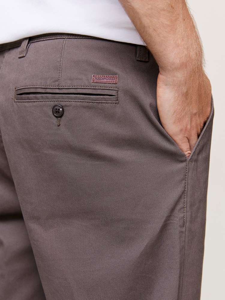 Christer struktur chinos 7508212_APR-REDFORD-A24-Modell-Back_chn=match_8518_Christer struktur chinos APR_Christer struktur chinos APR 7508212.jpg_Back||Back