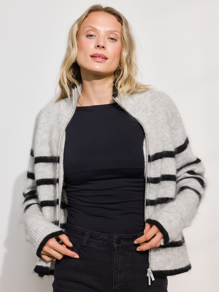 Carmela cardigan 7508419_AO9-DONNA-A24-Modell-Front_chn=match_2972_Carmela cardigan AO9_Carmela cardigan AO9 7508419.jpg_Front||Front