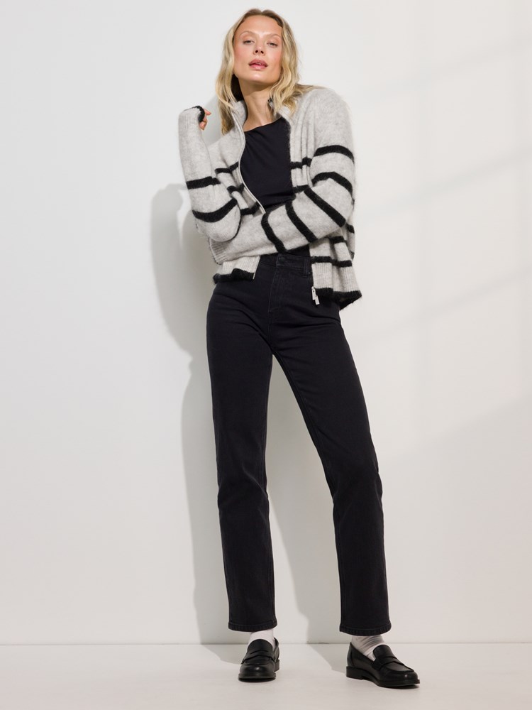 Carmela cardigan 7508419_AO9-DONNA-A24-Modell-Front_chn=match_9016_Carmela cardigan AO9_Carmela cardigan AO9 7508419.jpg_Front||Front