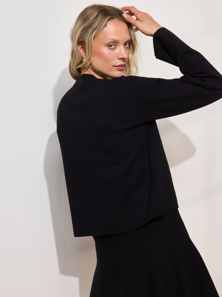 Hanna genser 7508425_CAB-DONNA-A24-Modell-Back_chn=match_9935_Hanna genser CAB_Hanna genser CAB 7508425.jpg_Back||Back