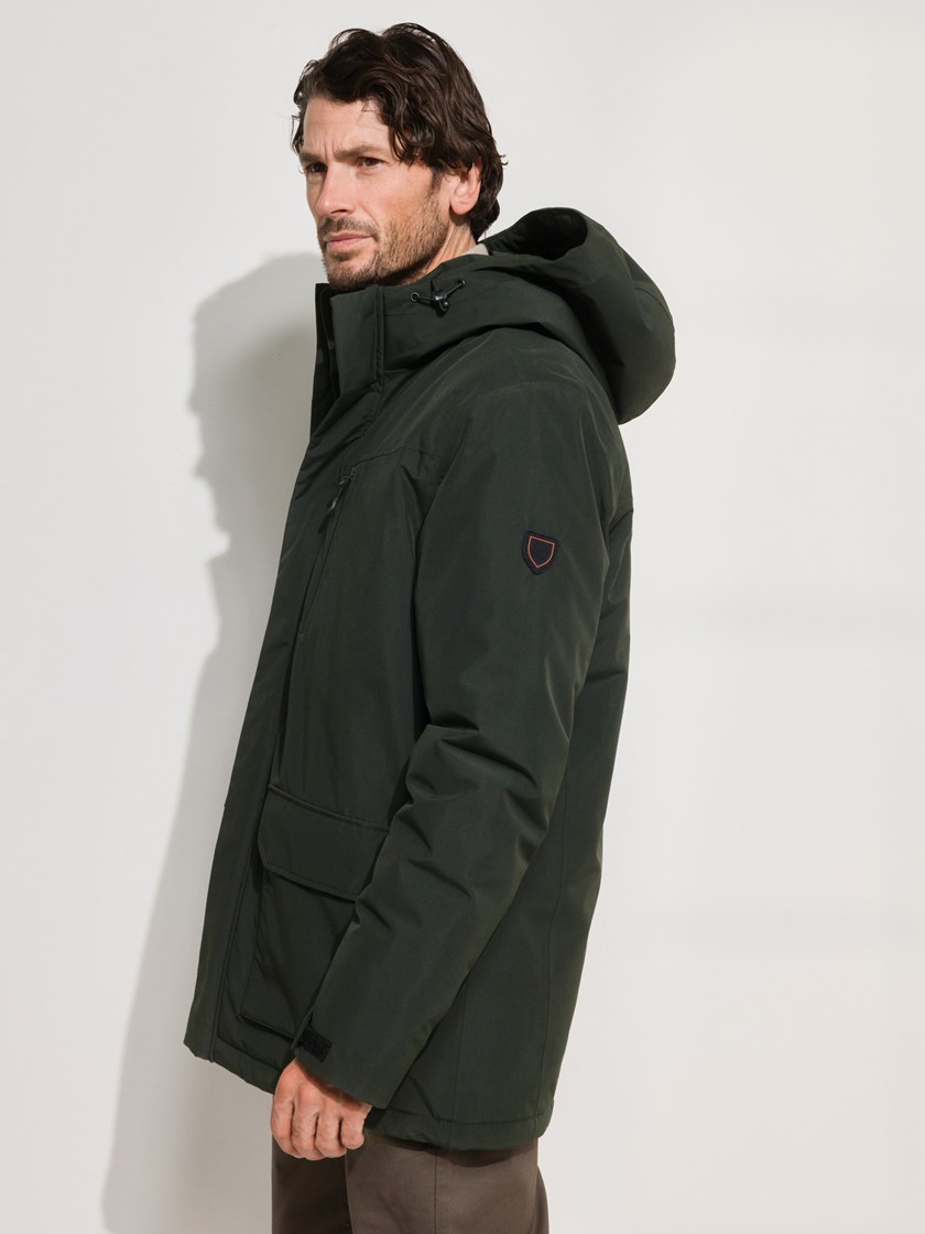 7508441 R83 7508441_R83-REDFORD-A24-Modell-Right_chn=match_7602_Gilbert parkas R83.jpg_Right||Right