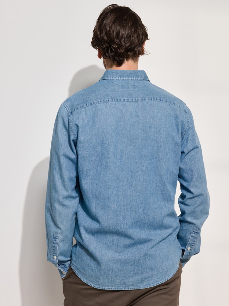 Chambray skjorte 7508443_EDU-REDFORD-A24-Modell-Back_chn=match_6783_Chambray skjorte EDU_Chambray skjorte EDU 7508443.jpg_Back||Back