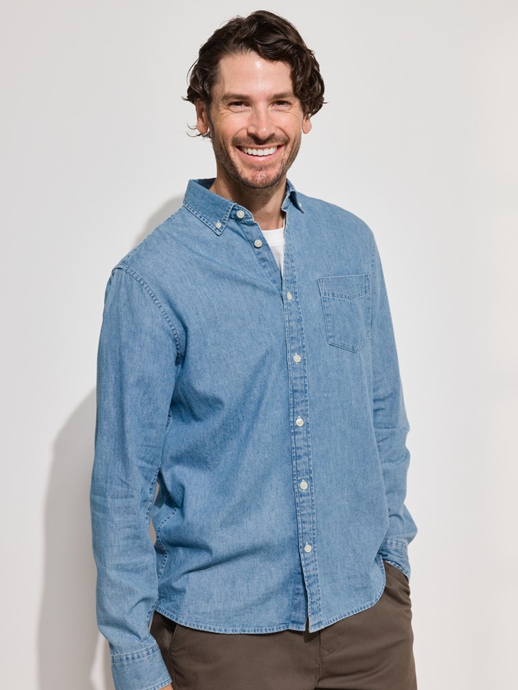 Chambray skjorte 7508443_EDU-REDFORD-A24-Modell-Front_chn=match_7298_Chambray skjorte EDU_Chambray skjorte EDU 7508443.jpg_Front||Front
