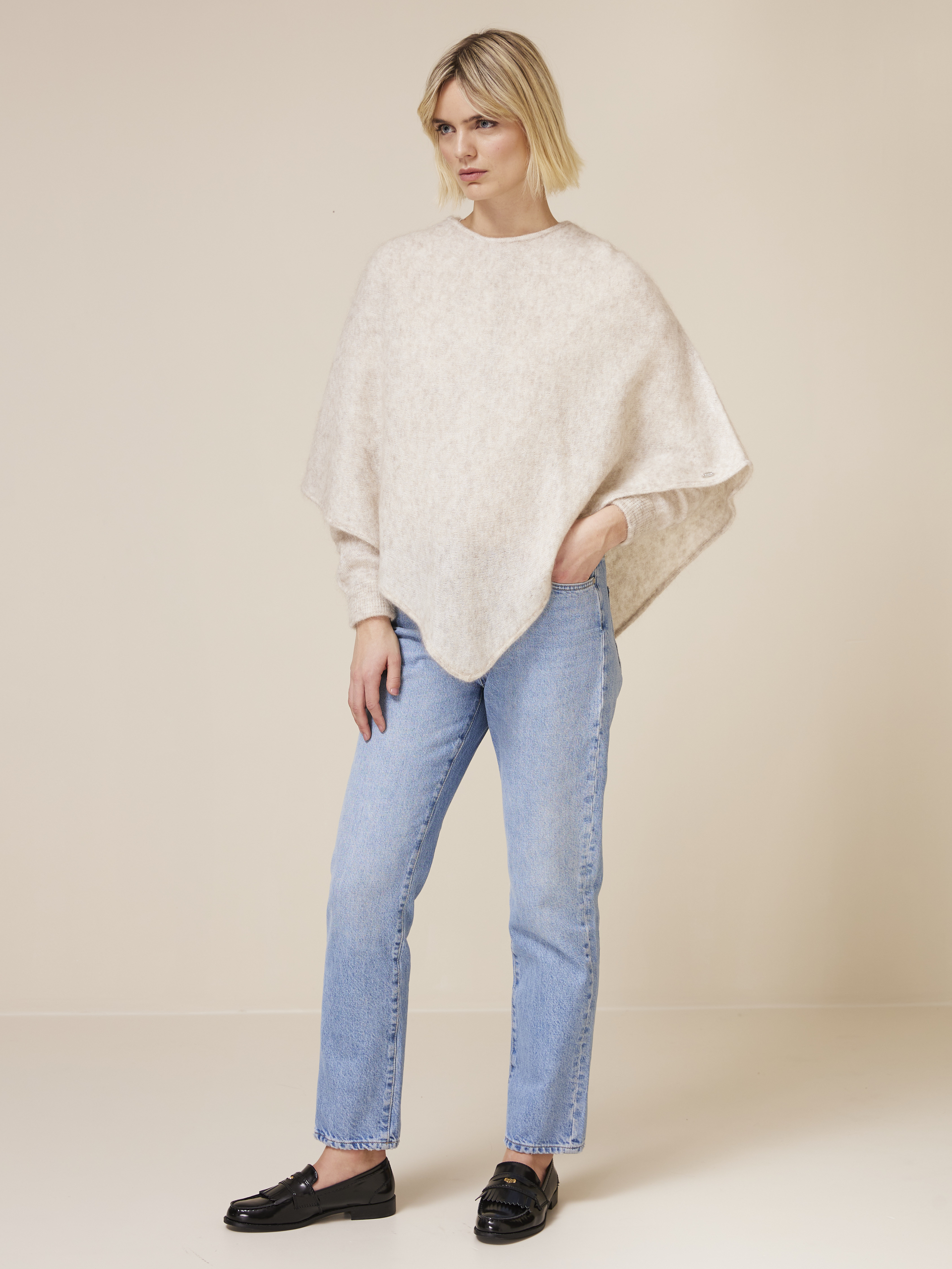 Lone poncho 7508490_I4C_Jean Paul_Lone Poncho_A24 (2)_Lone poncho I4C_Lone poncho I4C 7508490.jpg_