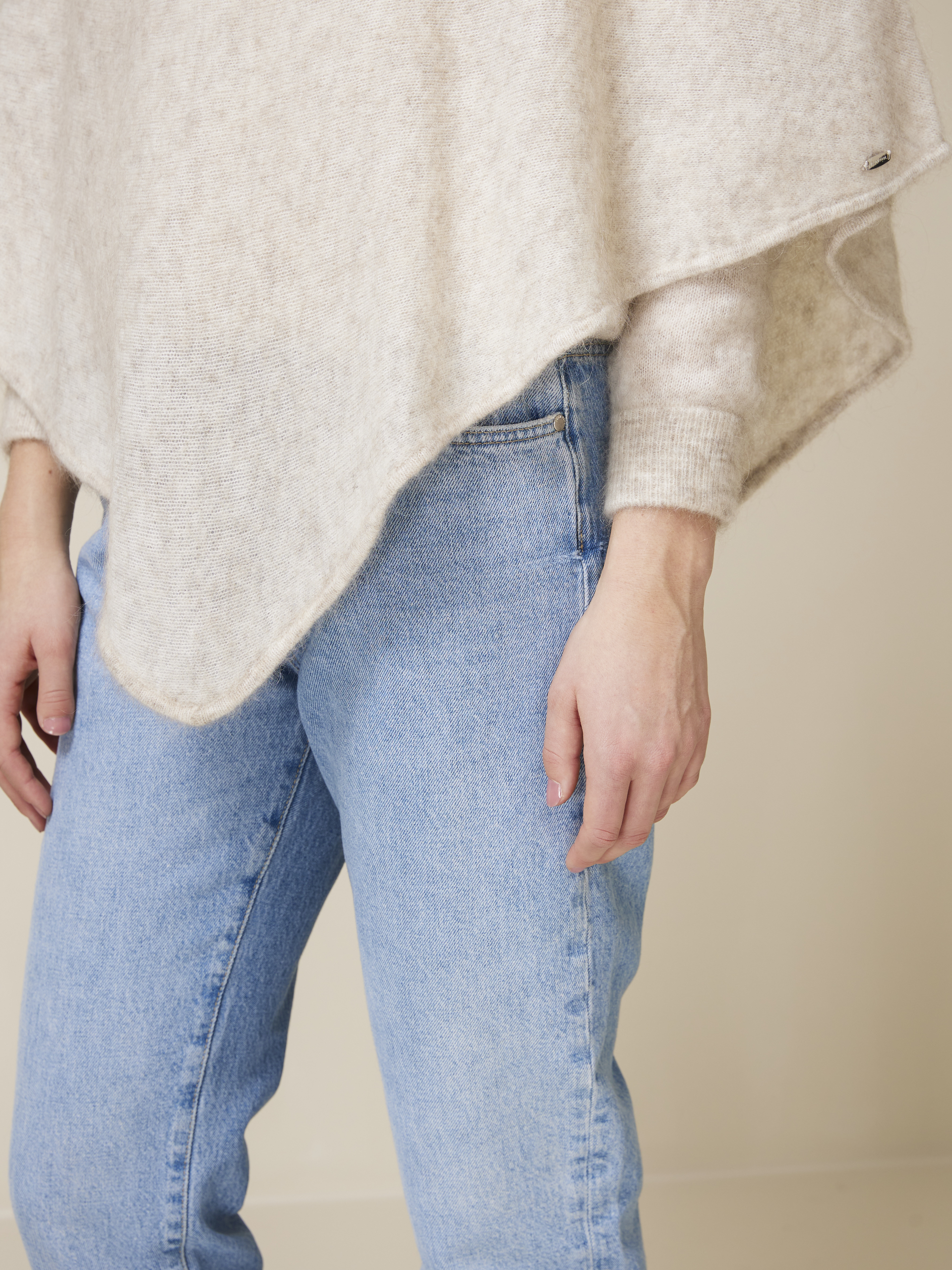 Lone poncho 7508490_I4C_Jean Paul_Lone Poncho_A24 (4)_Lone poncho I4C_Lone poncho I4C 7508490.jpg_