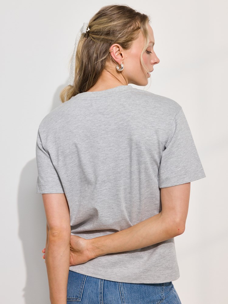 Gabby t-skjorte 7508587_IEY-DONNA-A24-Modell-Back_chn=match_5827_Gabby t-skjorte IEY_Gabby t-skjorte IEY 7508587.jpg_Back||Back