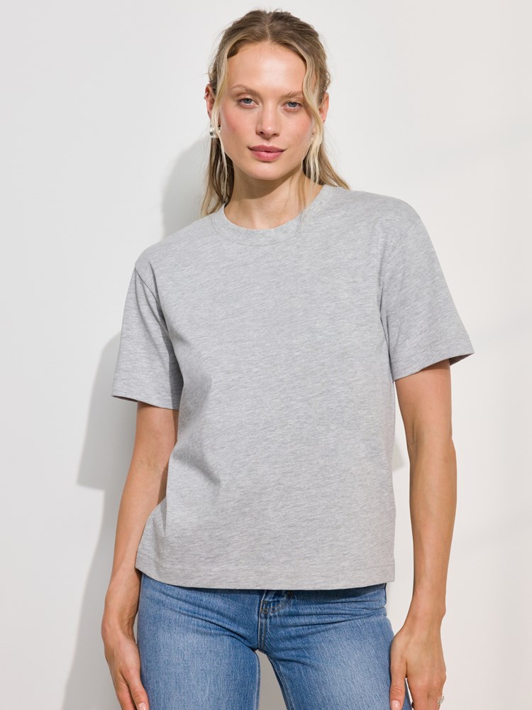 Gabby t-skjorte 7508587_IEY-DONNA-A24-Modell-Front_chn=match_1493_Gabby t-skjorte IEY_Gabby t-skjorte IEY 7508587.jpg_Front||Front