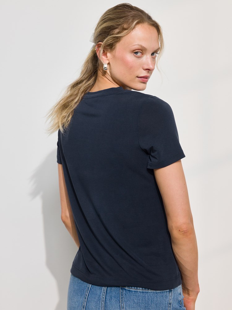 Lisa t-skjorte 7508588_C26-DONNA-A24-Modell-Back_chn=match_8747_Lisa t-skjorte C26_Lisa t-skjorte C26 7508588.jpg_Back||Back