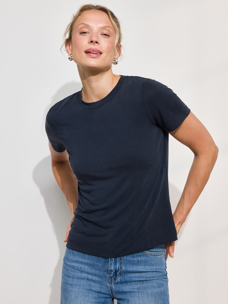 Lisa t-skjorte 7508588_C26-DONNA-A24-Modell-Front_chn=match_6760_Lisa t-skjorte C26_Lisa t-skjorte C26 7508588.jpg_Front||Front