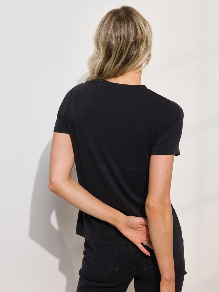 Lisa t-skjorte 7508588_CAB-DONNA-A24-Modell-Back_chn=match_5829_Lisa t-skjorte CAB_Lisa t-skjorte CAB 7508588.jpg_Back||Back