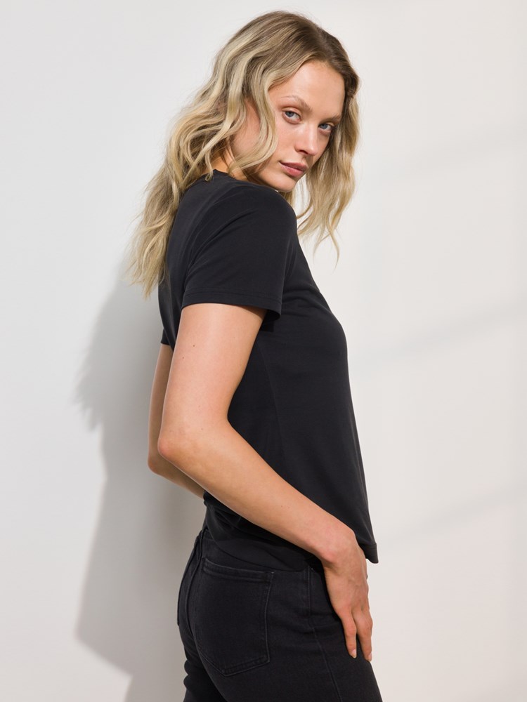 Lisa t-skjorte 7508588_CAB-DONNA-A24-Modell-Front_chn=match_6846_Lisa t-skjorte CAB_Lisa t-skjorte CAB 7508588.jpg_Front||Front