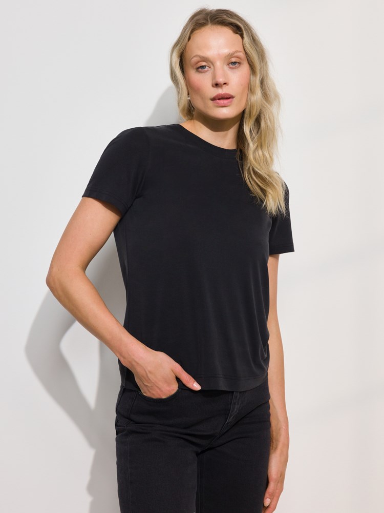 Lisa t-skjorte 7508588_CAB-DONNA-A24-Modell-Front_chn=match_9418_Lisa t-skjorte CAB_Lisa t-skjorte CAB 7508588.jpg_Front||Front