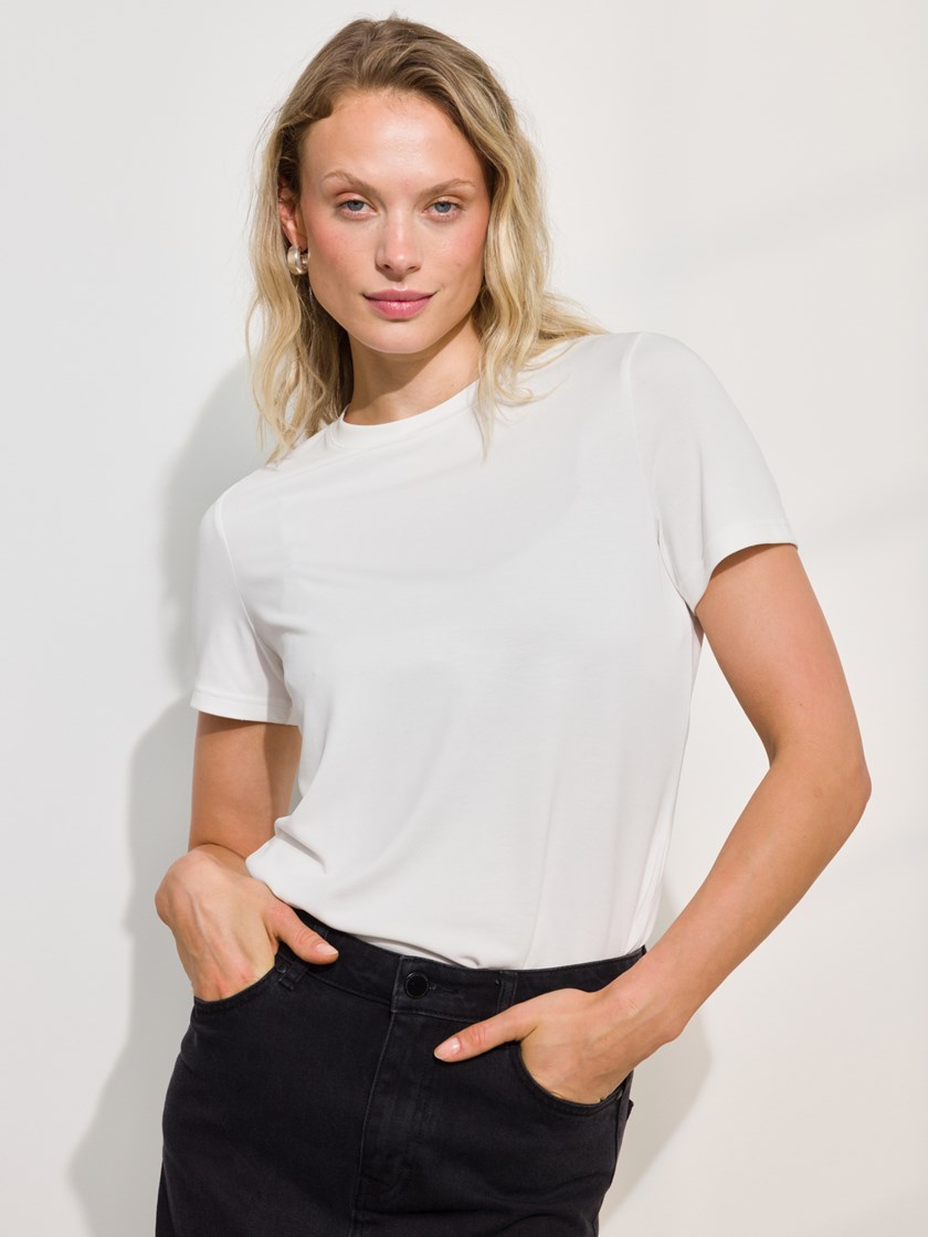 7508588 O79 7508588_O79-DONNA-A24-Modell-Front_chn=match_8542_Lisa t-skjorte O79_Lisa t-skjorte O79 7508588.jpg_Front||Front