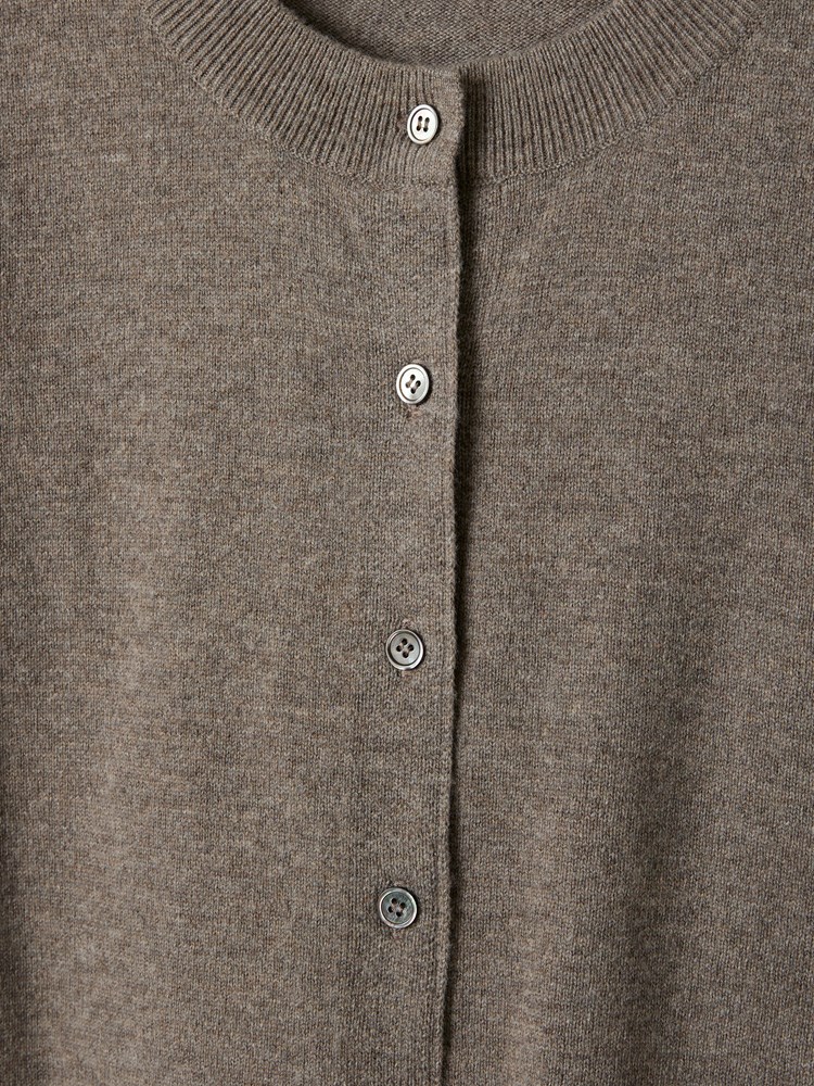 Vita cardigan i merinoull 7508880_AGP-MARIEPHILIPPE-A24-Front_895_Vita cardigan AGP_Vita cardigan i merinoull AGP_Vita cardigan i merinoull AGP 7508880.jpg_Front||Front