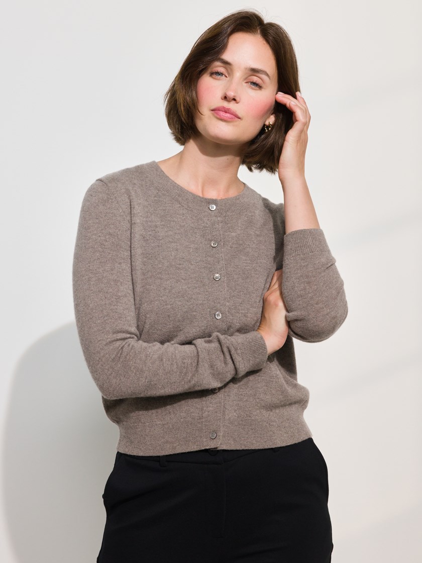 7508880 AGP 7508880_AGP-MARIEPHILIPPE-A24-Modell-Front_chn=match_5936_Vita cardigan AGP_Vita cardigan i merinoull AGP_Vita cardigan i merinoull AGP 7508880.jpg_Front||Front