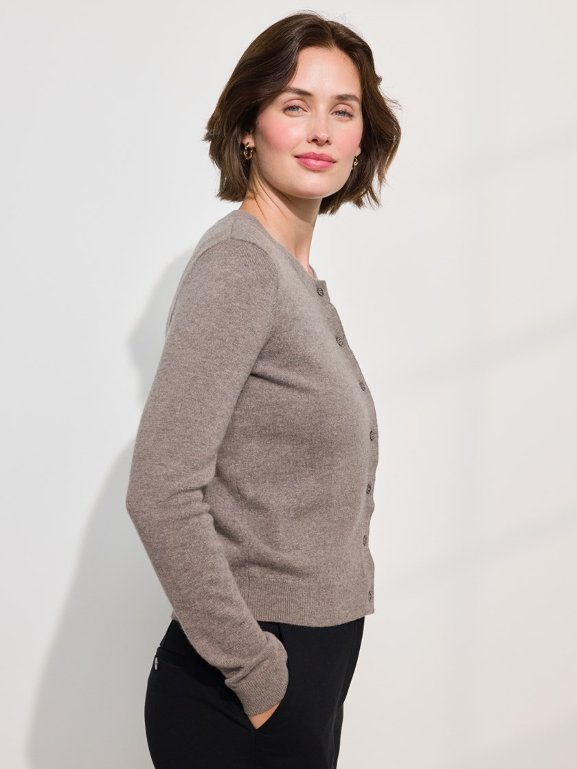 7508880 AGP 7508880_AGP-MARIEPHILIPPE-A24-Modell-Left_chn=match_8012_Vita cardigan AGP_Vita cardigan i merinoull AGP_Vita cardigan i merinoull AGP 7508880.jpg_Left||Left