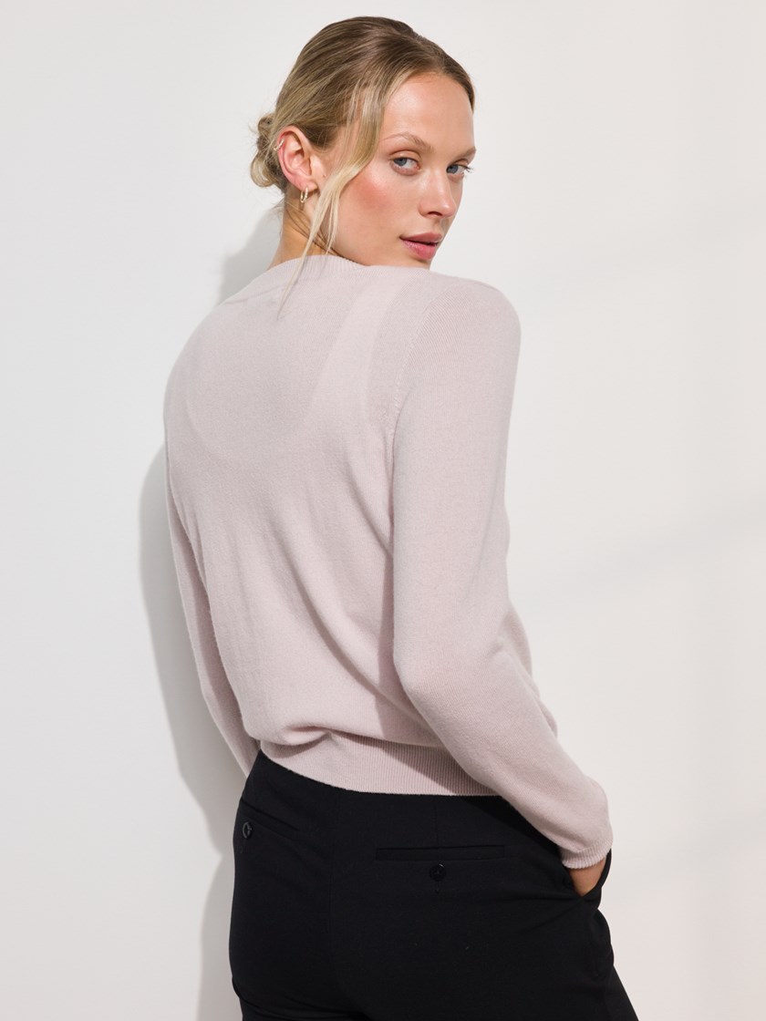 7508880 I4I 7508880_I4I-MARIEPHILIPPE-A24-Modell-Left_chn=match_8854_Vita cardigan I4I_Vita cardigan i merinoull I4I.jpg_Left||Left