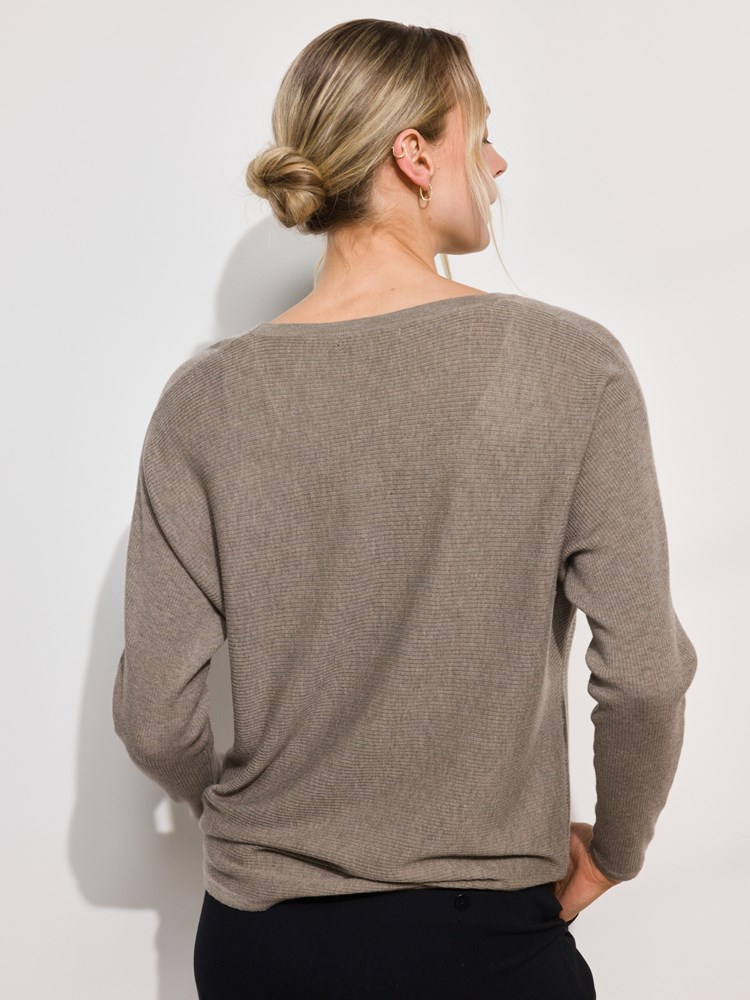Mona genser i ullblanding 7508925_AGP-MARIEPHILIPPE-A24-Modell-Back_chn=match_9426_Mona genser AGP_Mona genser i ullblanding AGP_Mona genser i ullblanding AGP 7508925.jpg_Back||Back