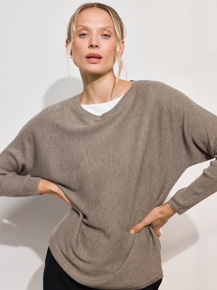 Mona genser i ullblanding 7508925_AGP-MARIEPHILIPPE-A24-Modell-Front_chn=match_6069_Mona genser i ullblanding AGP_Mona genser i ullblanding AGP 7508925.jpg_Front||Front