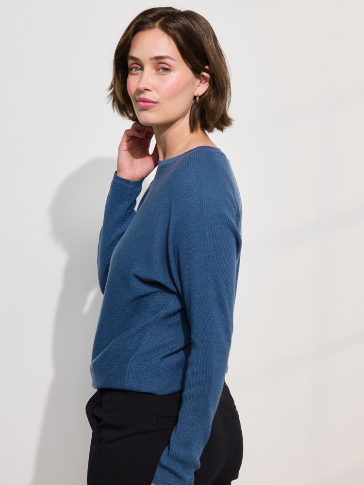 Mona genser i ullblanding 7508925_EEK-MARIEPHILIPPE-A24-Modell-Left_chn=match_6295_Mona genser EEK_Mona genser i ullblanding EEK_Mona genser i ullblanding EEK 7508925.jpg_Left||Left