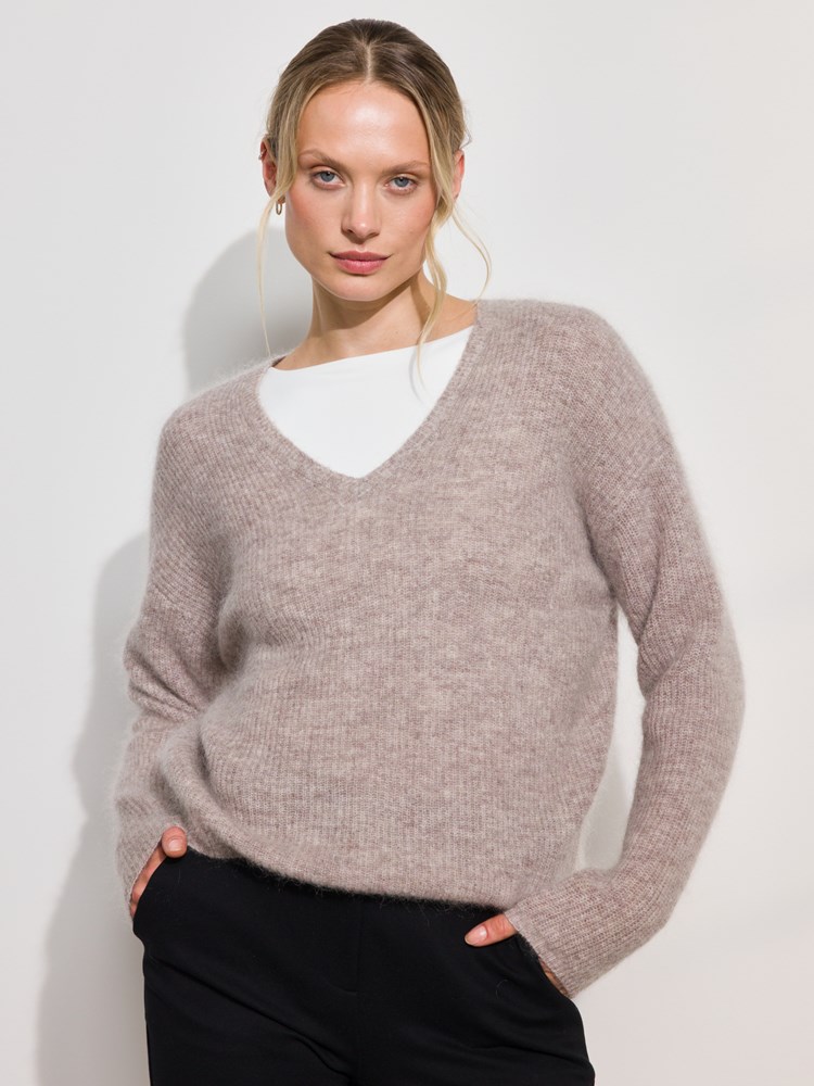 Mari v-hals genser 7508928_AGP-MARIEPHILIPPE-A24-Modell-Front_chn=match_9351_Mari v-hals genser AGP_Mari v-hals genser AGP 7508928.jpg_Front||Front