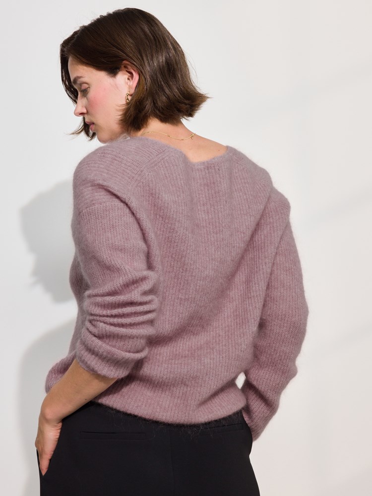 Mari v-hals genser 7508928_MJL-MARIEPHILIPPE-A24-Modell-Back_chn=match_1618_Mari v-hals genser MJL_Mari v-hals genser MJL 7508928.jpg_Back||Back