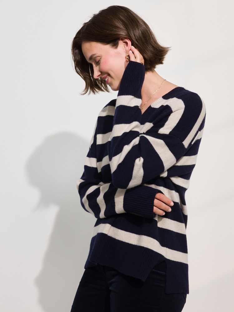 Bea genser 7508941_EM1-MARIEPHILIPPE-A24-Modell-Left_chn=match_2436_Bea genser EM1_Bea genser EM1 7508941.jpg_Left
