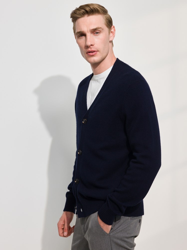 Nicolo cardigan 7509043_C27-MARIOCONTI-A24-Modell-Left_chn=match_3780_Nicolo cardigan C27_Nicolo cardigan C27 7509043.jpg_Left