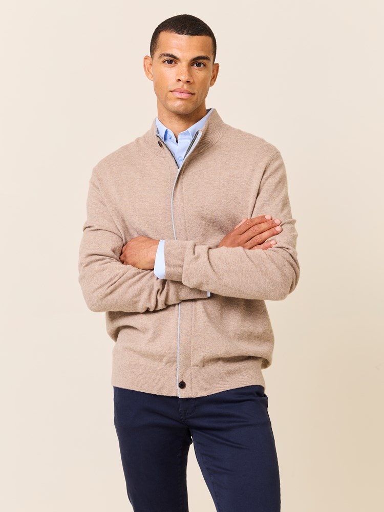 Ethan merino cardigan 7509169_AEI-JEANPAUL-W24-Modell-Front_1337_Ethan merino cardigan AEI 7509169.jpg_Front||Front