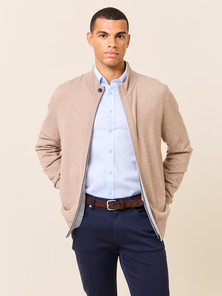 Ethan merino cardigan 7509169_AEI-JEANPAUL-W24-Modell-Front_3039_Ethan merino cardigan AEI 7509169.jpg_Front||Front