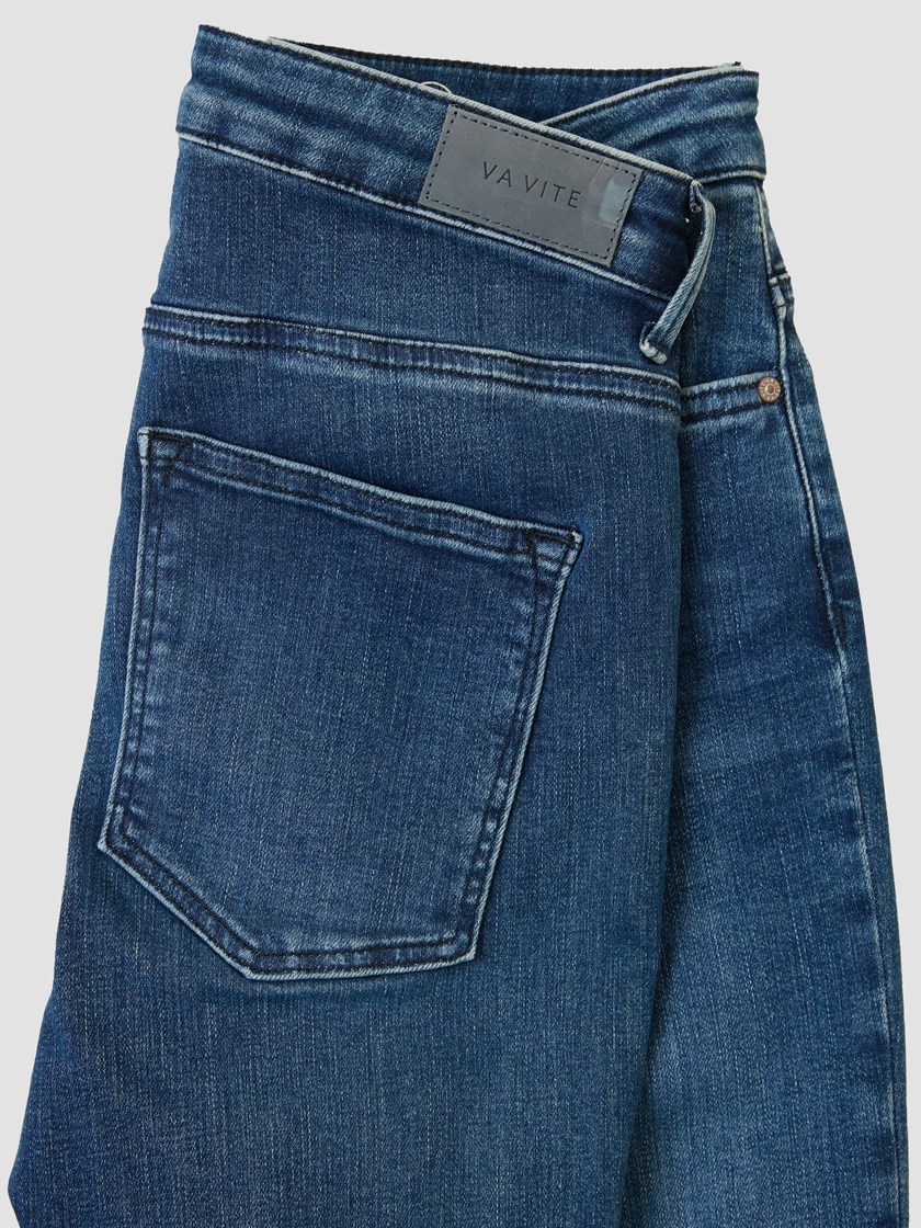 7509184 DAB 7509184_DAB-VAVITE-NOS-Packshot-detail-APRIL-2026_Sophia jeans DAB.jpg_